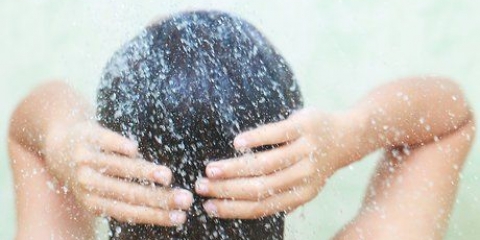 Intrecciare le estensioni tra i capelli
