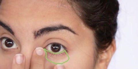Applicare l'eyeliner sulla linea di galleggiamento