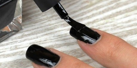 Usando insieme lo smalto per unghie normale e lo smalto gel uv