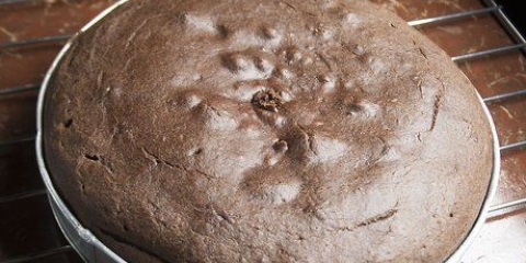 Applicare la glassa su una torta