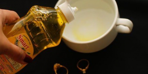 Pulizia di gioielli d'oro
