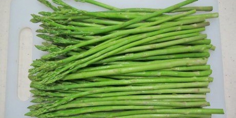 Preparazione degli asparagi verdi al microonde
