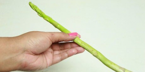 Sbollentare gli asparagi verdi