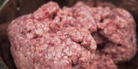 Cuocere gli hamburger in padella