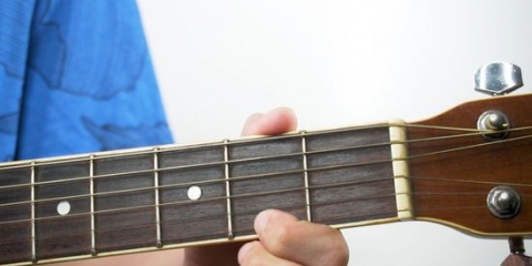 Suonare l'accordo bm su una chitarra