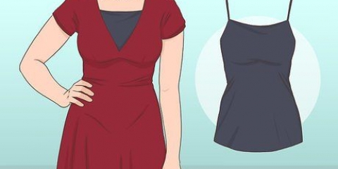 Coprendo la scollatura su un vestito pulito