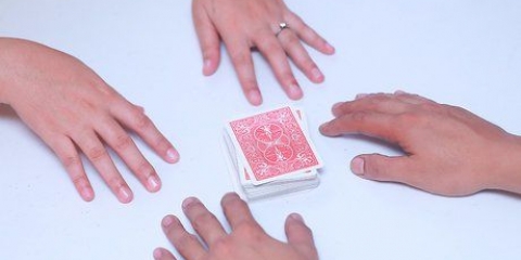 Giocando al gioco di carte trentuno