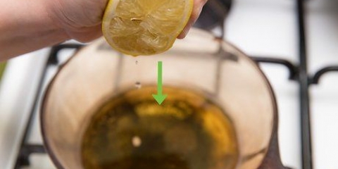 Preparare lo sciroppo per la tosse con il succo di limone