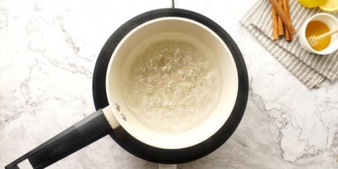 Fare l'acqua al miele