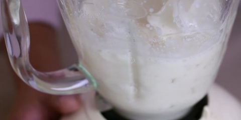 Fare il gelato con il latte in un frullatore
