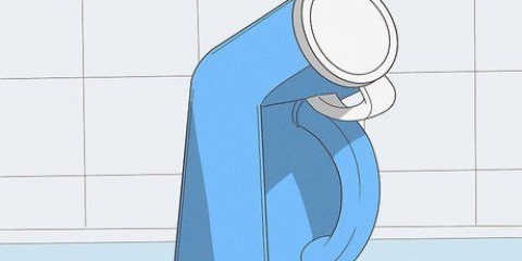 Fare pipì in una bottiglia