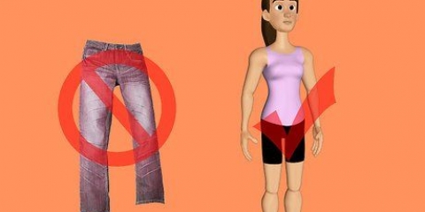 Allunga le gambe per fare la spaccata