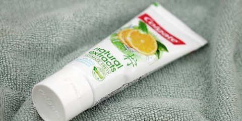 Pulisci il viso con il dentifricio