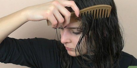 Arriccia i capelli con un asciugacapelli