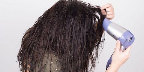Arriccia i capelli con una matita