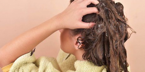 Arriccia i capelli con bigodini in schiuma