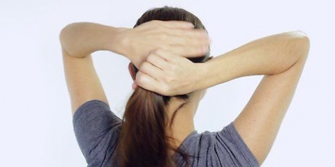 Alza i capelli con una matita
