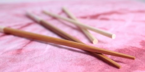Alza i capelli con le bacchette