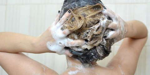 Raddrizza i capelli con una piastra