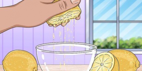 Tingi i capelli con il succo di limone