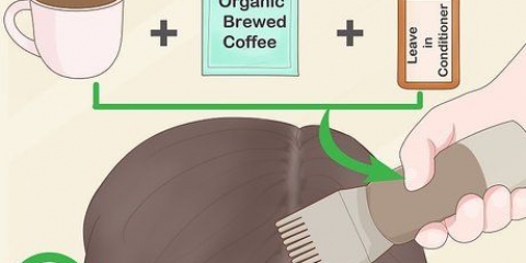 Tingi i capelli con tè, caffè ed erbe aromatiche