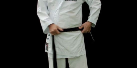 Indossa la cintura da karate