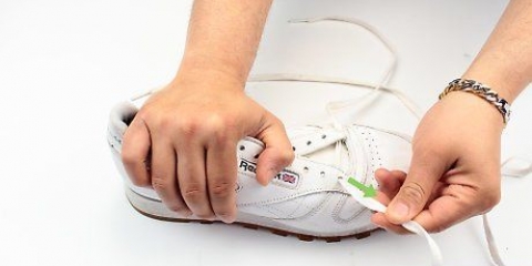 Pulisci i lacci delle scarpe