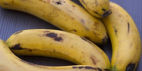 Sbianca i denti con una buccia di banana