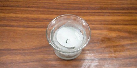Rimuovere la cera di una candela da un barattolo di candele