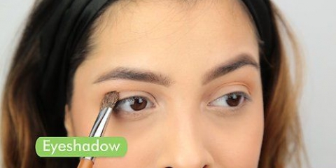 Fare occhi di gatto con l'eyeliner