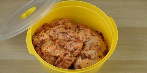 Strofina il pollo con una miscela secca