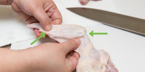 Tagliare le ali di pollo