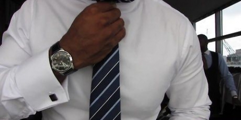Colori abbinati di cravatta, abito e camicia