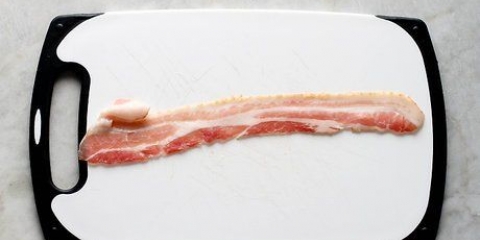 Fare le salsicce avvolte nella pancetta