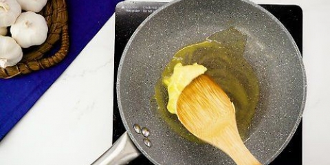 Preparazione della salsa al burro all'aglio