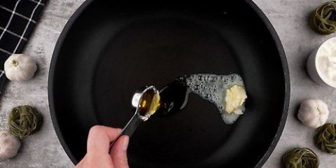 Preparazione della salsa di crema all'aglio