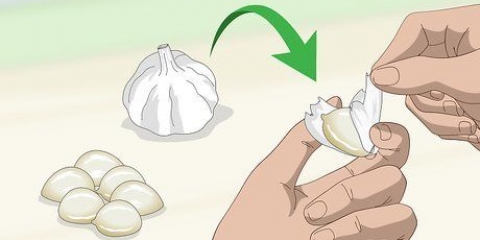 Preparare uno spray all'aglio per il giardino