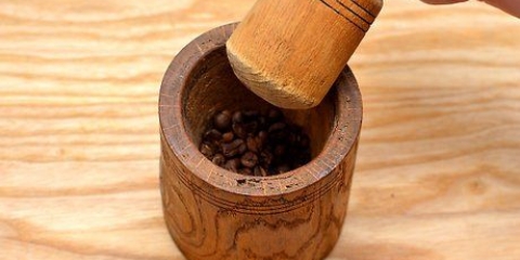 Macina i chicchi di caffè senza macinacaffè