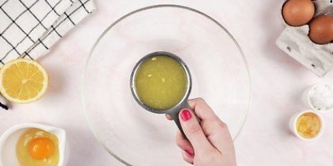 Lava via l'olio di cocco dai capelli