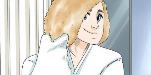 Acconciare i capelli ricci corti