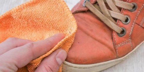 Riparazione di graffi su scarpe in finta pelle