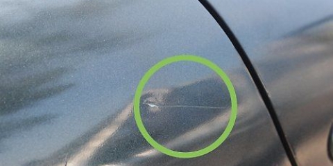 Rimuovere i graffi da un'auto