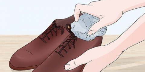 Rendere le scarpe di pelle più spaziose