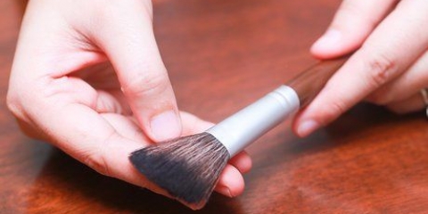 Pulizia dei pennelli per il trucco