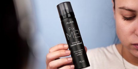 Usando uno spray fissante per il trucco