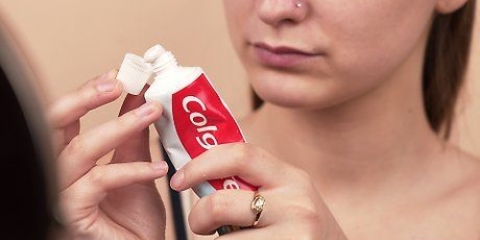 Rimuovere i punti neri con il dentifricio