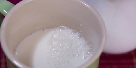 Montare il latte a mano per un cappuccino