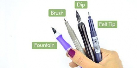 Scrivi con una penna per calligrafia