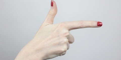 Fai una fionda con la mano e un elastico
