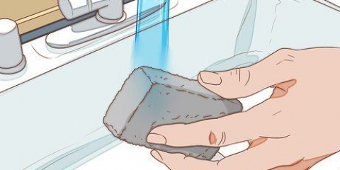 Rimuovere le strisce di metallo da un water in porcellana